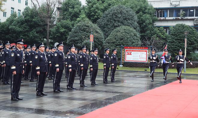 省公安厅举行2025年中国人民警察节升警旗暨荣誉授予仪式